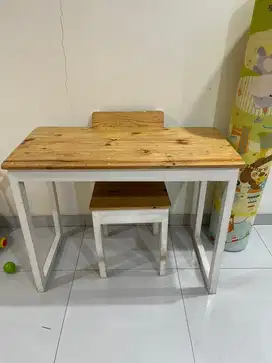 Meja kerja kayu