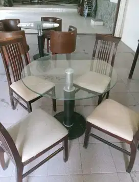 1 set meja kaca dan kursi 4 buah (ex Cafe)
