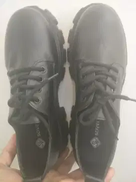 SEPATU SOFELLA HITAM