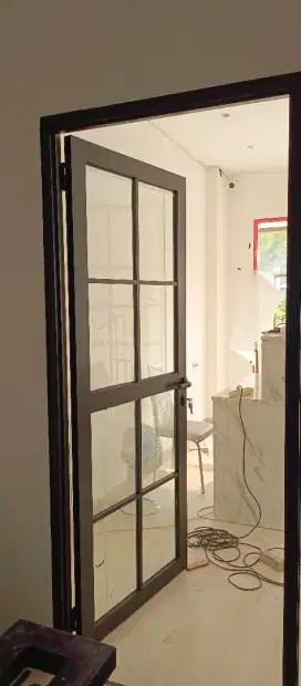 Tukang pintu alumunium