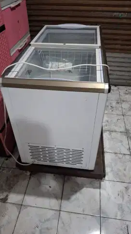 Freezer merk RSA tipe XS-320 kapasitas 288 Liter