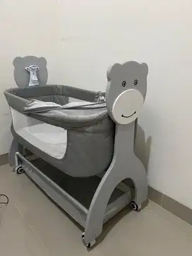 TEMPAT TIDUR BAYI DENGAN MUSIK & AYUNAN