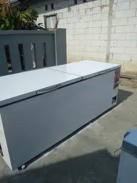 Unit tersedia frezer box 1200 L