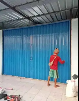 Folding gate rooling door