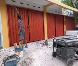 Folding gate rooling door
