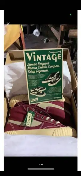 Sepatu compass vintage maroon