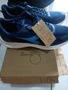 Sepatu diadora size 44