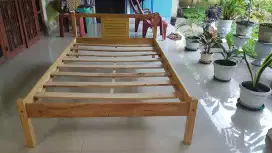 Tempat tidur 4 kaki 200 cm x 127 cm bekas masih baru