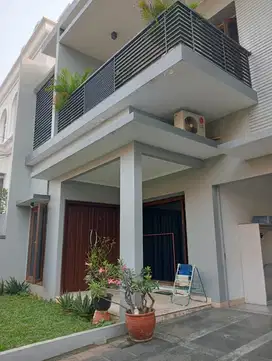 DIJUAL RUMAH TINGGAL 2 LANTAI DALAM KOMPLEK AREA PONDOK INDAH