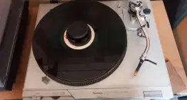 Pemutar piringan hitam merk TECHNICS SL D2