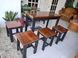 Meja dengan kursi panjang, meja warung makan dan resto Cafe, rumah