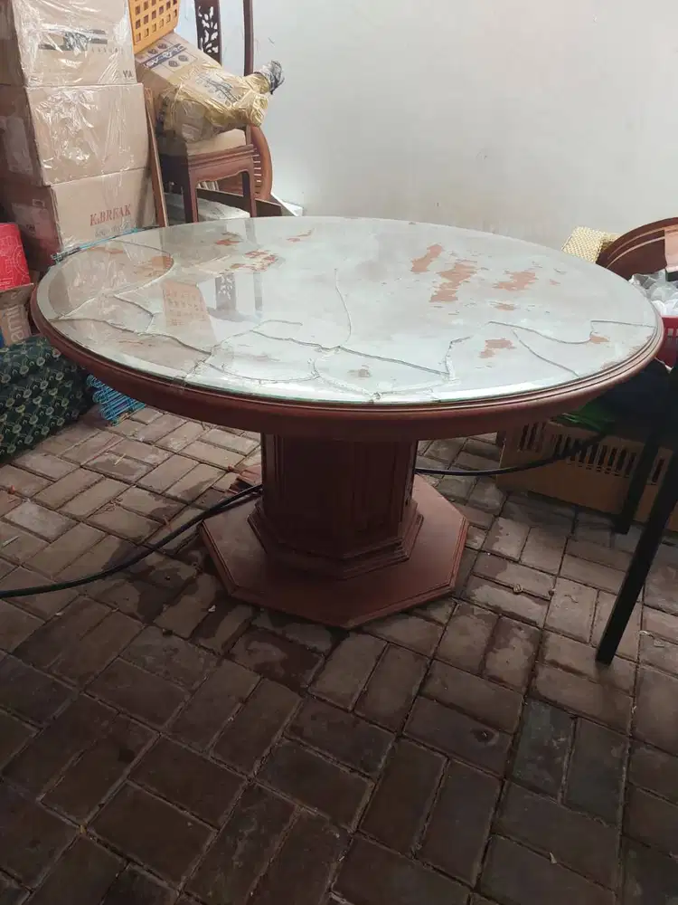 Meja makan kayu solid