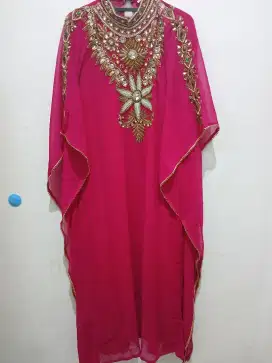 Baju kaftan warna burgundi