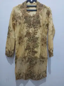 Kebaya warna kuning mewah