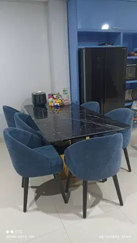 Set meja makan marmer dan kursi elegan minimalis