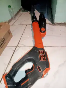 Alat potong rumput Black + Decker STC 1820E