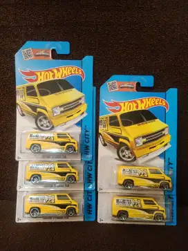 Hotwheels Custom 77 Dodge van Mooneyes