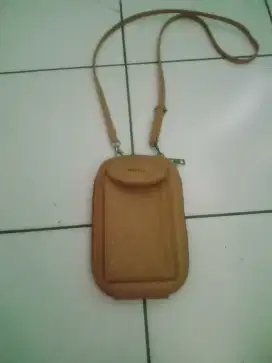 Tas selempang terlihat baru