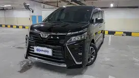 Pajak Panjang TDP 22,5JT Toyota Voxy 2.0 Bensin-AT 2018 Hitam