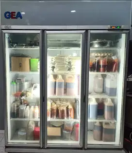 JUAL CEPAT Showcase GEA 3 Pintu Expo 1500AH/CN Bekas MULUS LIKE NEW