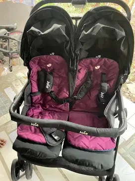 Stroller bayi kembar merk Joie