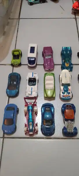 Mainan mobilan hotwheels