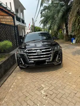 Mobil Land Cruiser Mewah, Gagah, Harga Kaki Lima