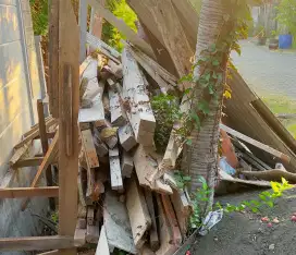 Kayu bongkaran atap rumah