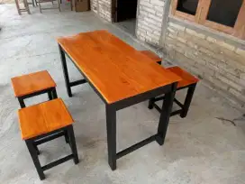 Set meja untuk usaha anda