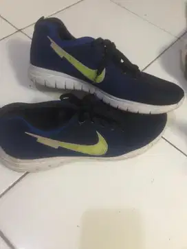 sepatu sport Nike ukuran 41-42