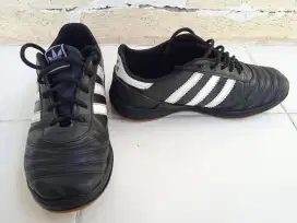 Sepatu futsal adidas