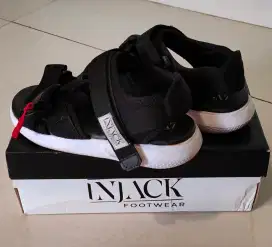 Sepatu sendal merk Injack