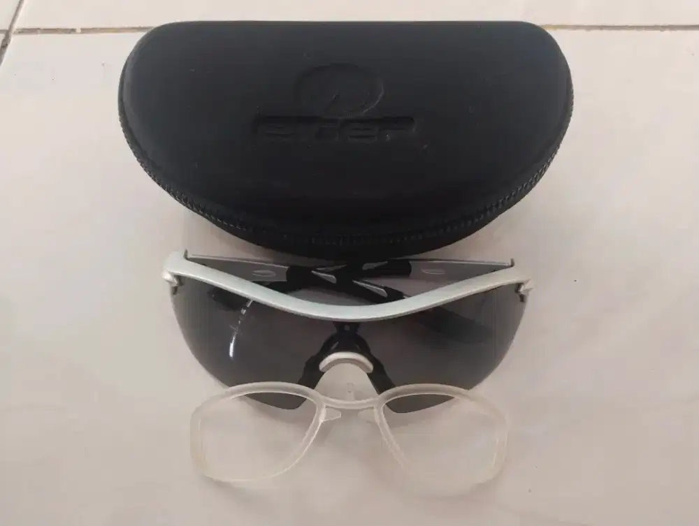 Kacamata hitam (Roger)