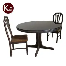 Meja makan kayu solid
