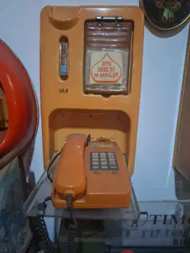 Telepon dinding set terdiri dari tempat dan telepon warna orange