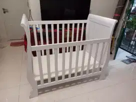Tempat tidur bayi