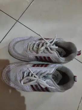 Sepatu olahraga putih