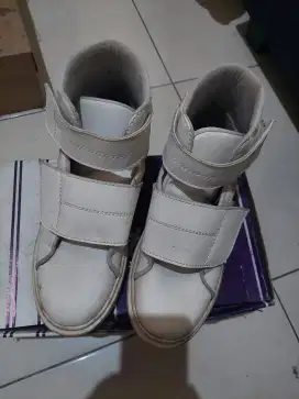 Sepatu boot sneaker dr Kevin putih