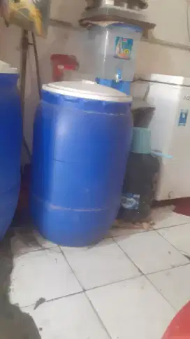 Tong air ukuran sedang