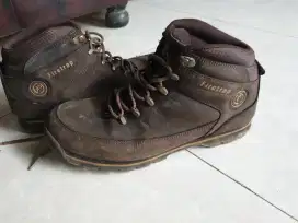 Sepatu gunung/outdoor