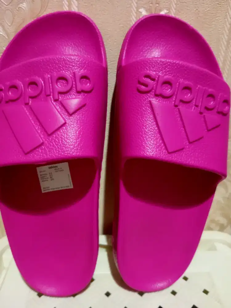 Adi**s pink size 40