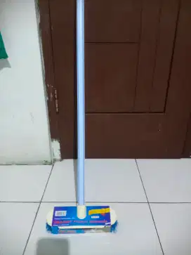 sikat lantai kamar mandi atau keramik