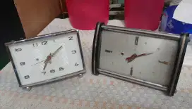 Jam weker antik jadul 2 buah