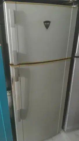 Kulkas 2 pintu merk Sharp ukuran sedang