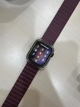 Apple Watch SE 2nd Gen 40mm in Midnight