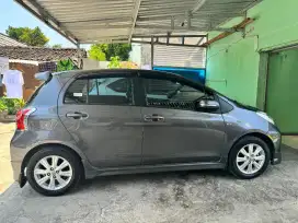 Yaris E M/T 2013 Abu-Abu Istimewa