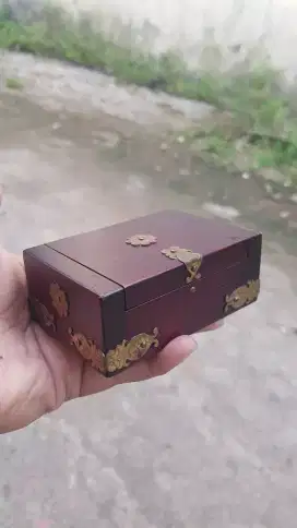 kotak perhiasan Antik
