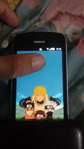 Hape jadul nokia 808, with naruto wallpaper