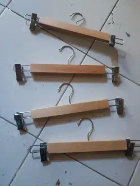 Hanger kayu jepitan murah