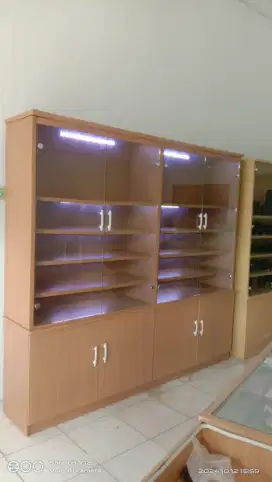 Rak Display Kaca Minimalis